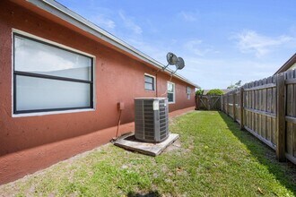 4928 Marbella Rd N in West Palm Beach, FL - Building Photo - Building Photo