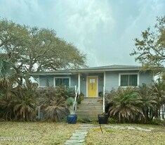 141 Lawn Ave in St. Augustine, FL - Building Photo