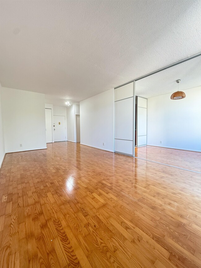 200 Grand Cove Way in Edgewater, NJ - Building Photo - Building Photo