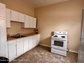 86 Vineyard Ave in Highland, NY - Foto de edificio - Building Photo