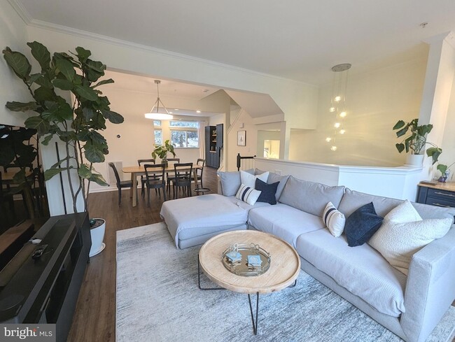 property at 2922 Huntington Grove Square