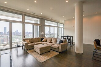 910 W Huron St in Chicago, IL - Building Photo - Building Photo