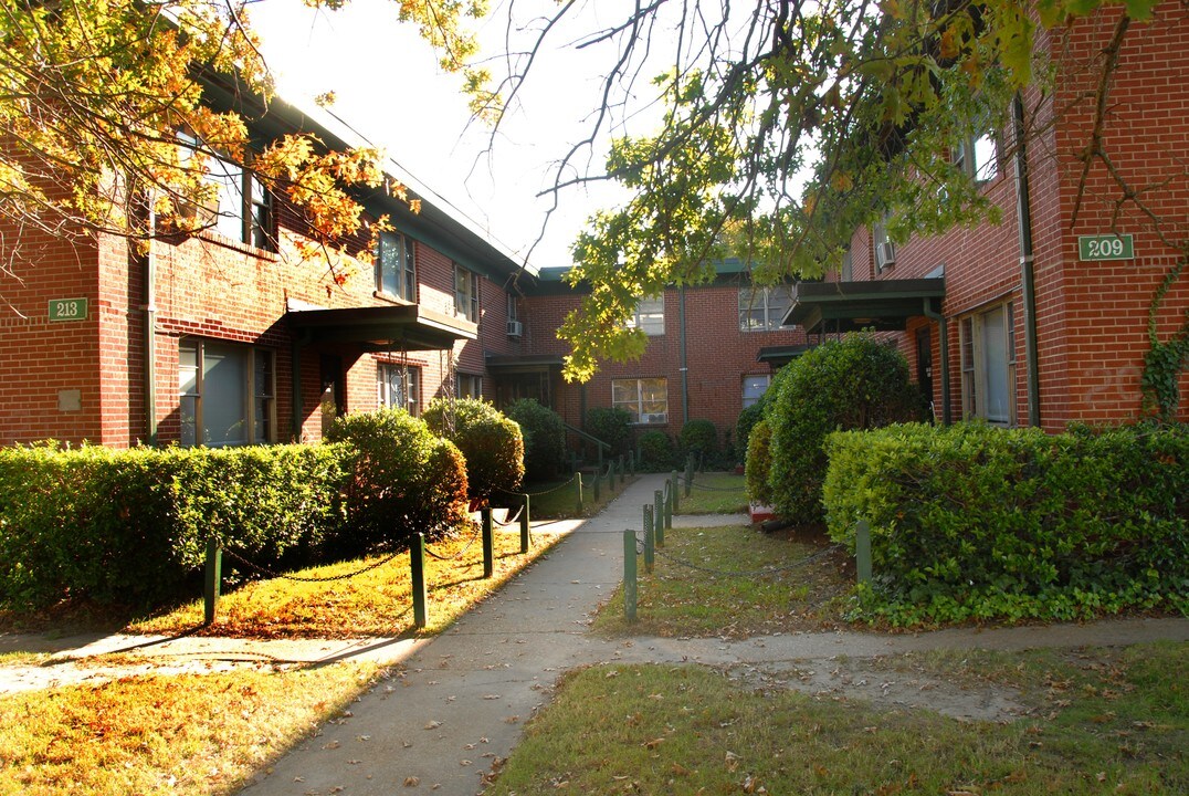 Elite Apartments in Norfolk, VA - Building Photo