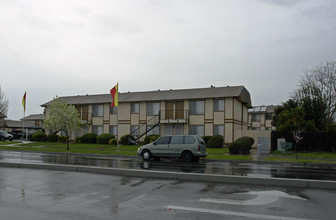 Lakeland Apartments in Madera, CA - Foto de edificio - Building Photo