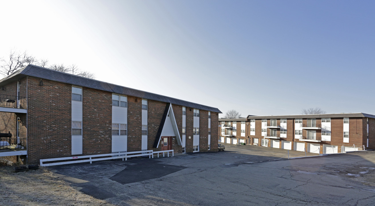 Briargate Apartments in Peoria, IL - Building Photo