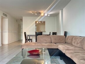 3551 NE 169th St in North Miami Beach, FL - Foto de edificio - Building Photo