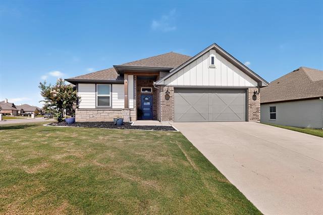 204 Nolan Riv Run in Godley, TX - Building Photo