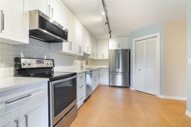 567 Racquet Club Rd in Weston, FL - Building Photo - Building Photo