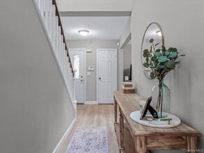 54 Hidden Ridge Dr in Syosset, NY - Building Photo - Building Photo