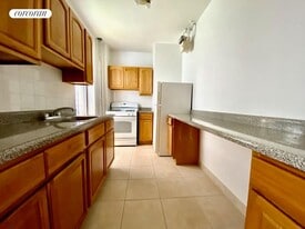 585 Isham St in New York, NY - Building Photo