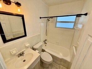 1061 NE 34th Ct in Oakland Park, FL - Foto de edificio - Building Photo