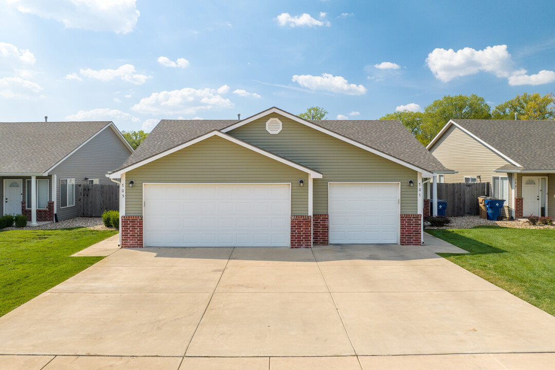 Redbud Twin Homes in Valley Center, KS - Foto de edificio