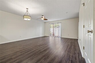 8505 Edgewater Pl Blvd in Tampa, FL - Building Photo - Building Photo