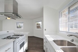 10002 1/2 Pinewood Ave in Los Angeles, CA - Building Photo