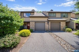 12 Sandburg Ct in Mahwah, NJ - Building Photo