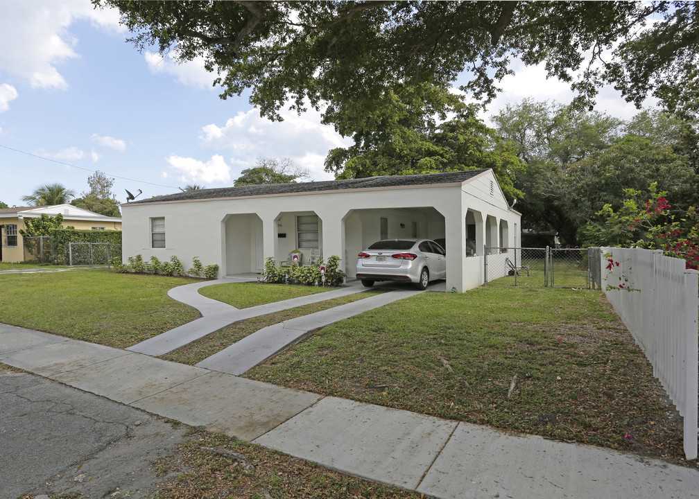 930 NE 141st St in North Miami, FL - Building Photo