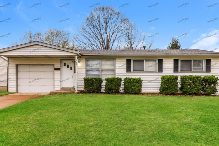 1725 Queens Dr in Florissant, MO - Building Photo