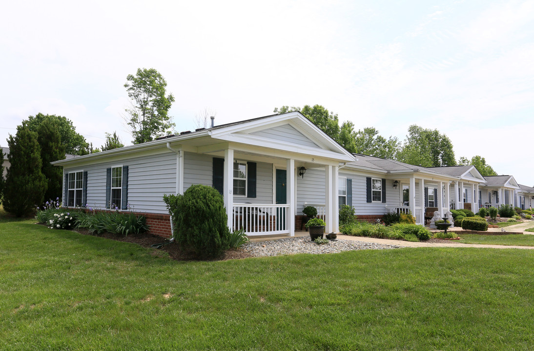 English Oaks Senior Apartment Homes in Fredericksburg, VA - Building Photo