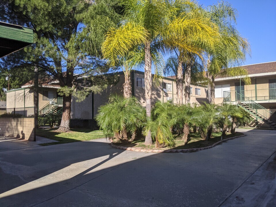 144 W 42nd St in San Bernardino, CA - Foto de edificio