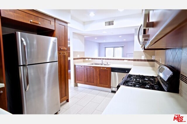 1240 S Sherbourne Dr-Unit -302 in Los Angeles, CA - Building Photo