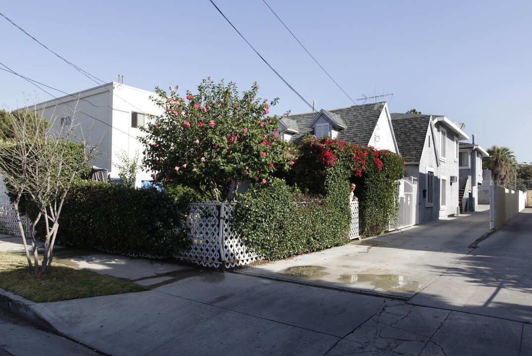 11839 Hamlin St in North Hollywood, CA - Building Photo