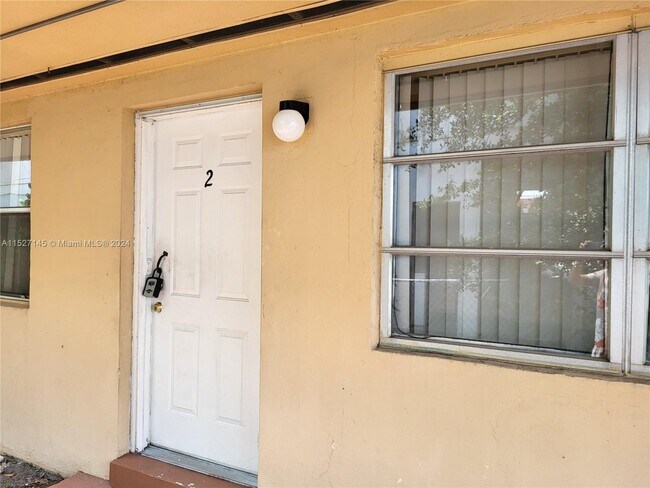 16041 NE 19th Ct, Unit 2 in North Miami Beach, FL - Building Photo - Building Photo