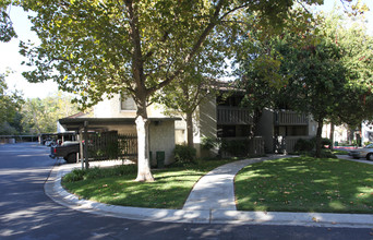 Artisan Oaks in Valencia, CA - Foto de edificio - Building Photo