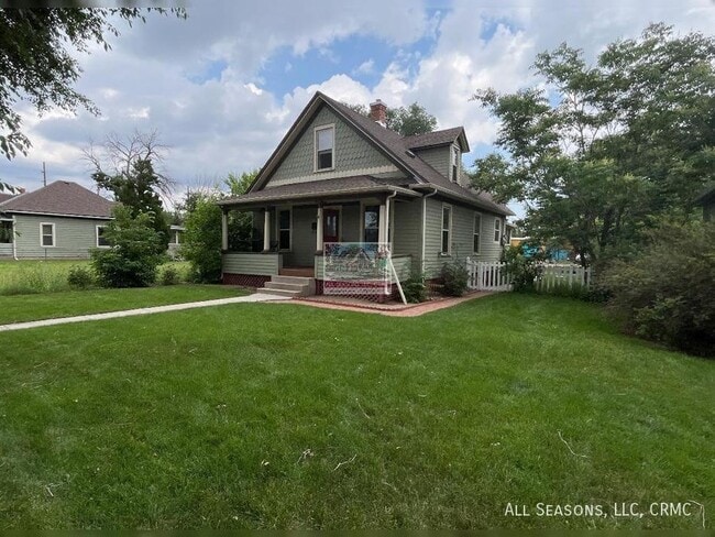 property at 821 S Cascade Ave