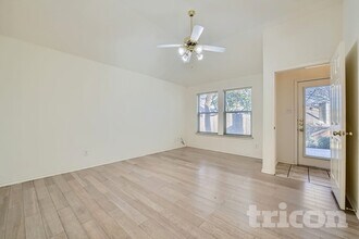 5933 Sagebrush Trail in Arlington, TX - Foto de edificio - Building Photo