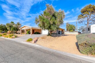 530 E Fairway Rd in Henderson, NV - Foto de edificio - Building Photo