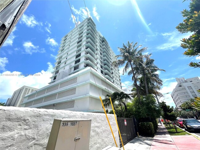 1800 Collins Ave in Miami Beach, FL - Building Photo - Building Photo