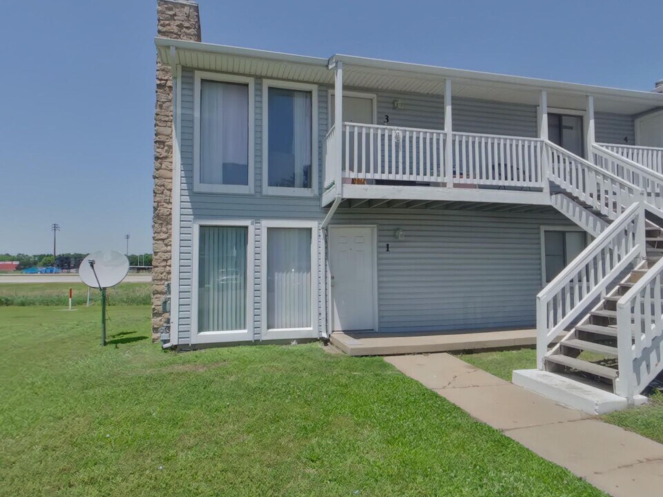 3958 N Garland Cir in Wichita, KS - Building Photo