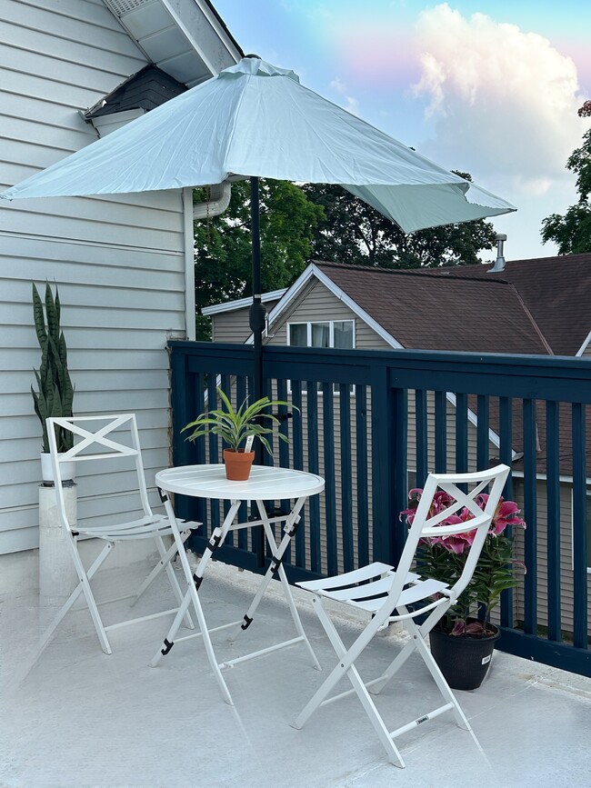 1055 7th St W, Unit 2 Bed 1 Bath large Deck in St. Paul, MN - Building Photo - Building Photo