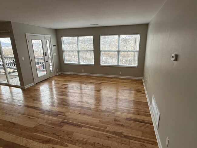 324 Collins Ave, Unit 1 in Cincinnati, OH - Foto de edificio - Building Photo