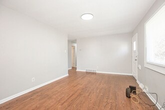 4905 Donovan Dr in Garfield Heights, OH - Building Photo - Building Photo