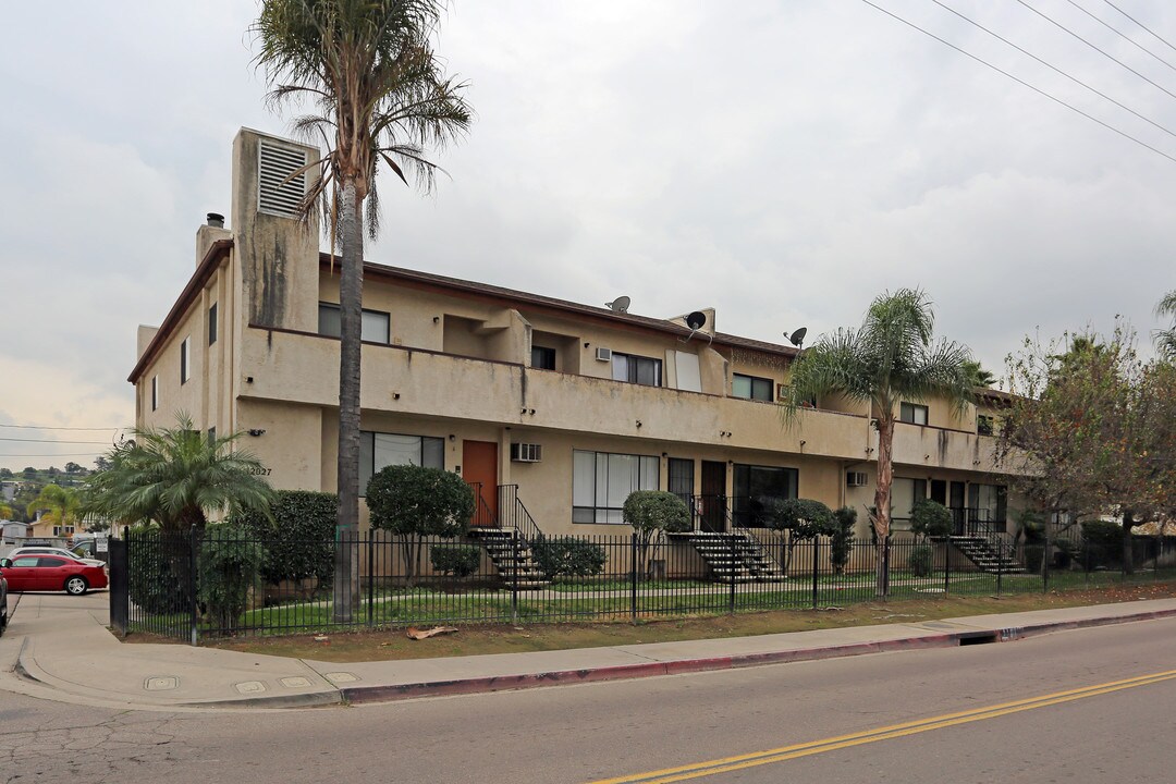 12027 Royal Rd in El Cajon, CA - Foto de edificio