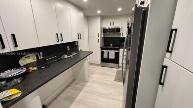 5005 Collins Ave, Unit 322 in Miami Beach, FL - Foto de edificio - Building Photo