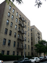 375 E 205th St in Bronx, NY - Foto de edificio - Building Photo