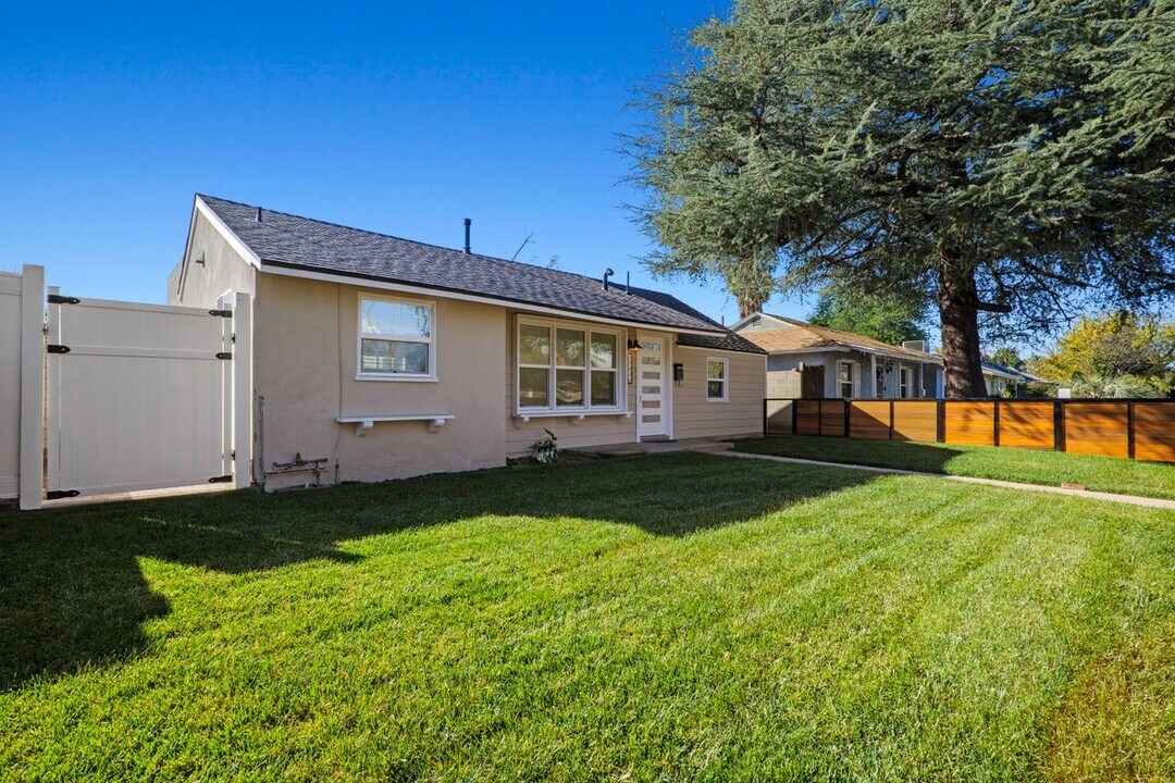17434 Saticoy St in Los Angeles, CA - Building Photo