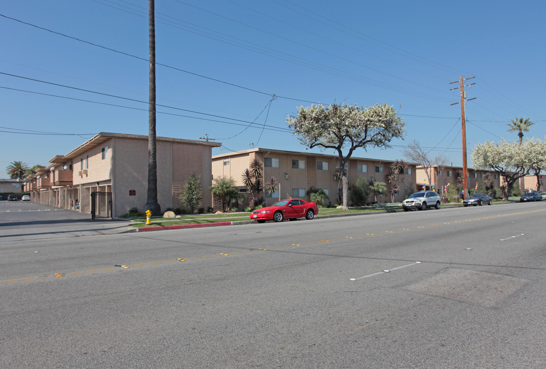 16251 Woodruff Ave in Bellflower, CA - Building Photo