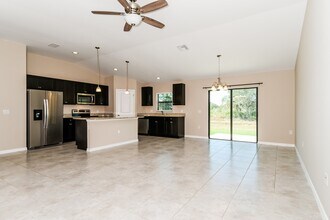 3212 44th St W in Lehigh Acres, FL - Foto de edificio - Building Photo