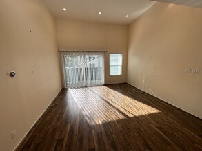 18645 Hatteras St, Unit 263 in Tarzana, CA - Building Photo - Building Photo