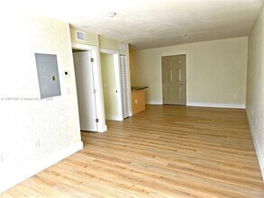 437 SW 7th St, Unit 201 in Miami, FL - Foto de edificio - Building Photo