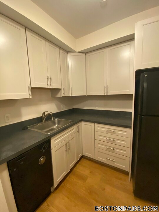 48 Burbank St in Boston, MA - Building Photo