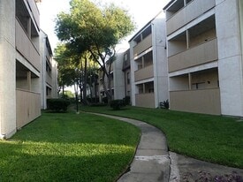 8527 Hearth Dr in Houston, TX - Building Photo