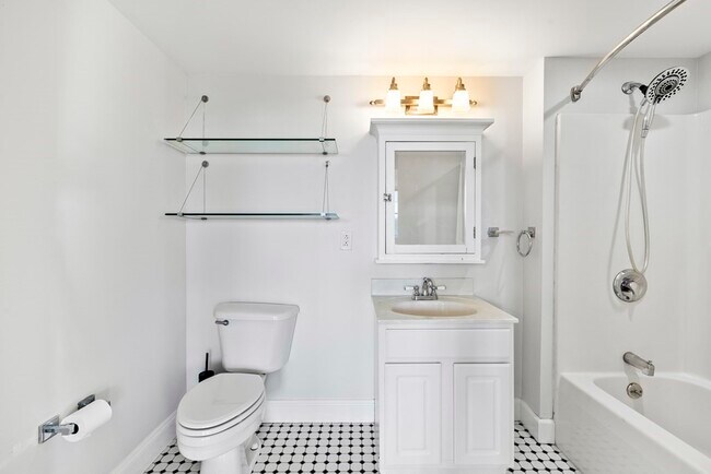 881 E 1st St, Unit 1 in Boston, MA - Building Photo - Building Photo