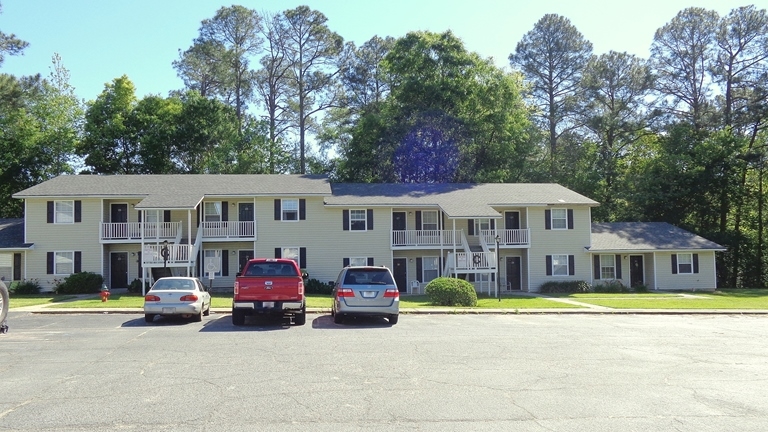 Douglas Pines Apartments in Douglas, GA - Building Photo