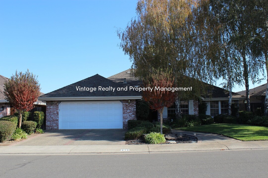 414 Cork Oak Way in Lodi, CA - Foto de edificio