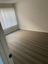 1325 Hoover S St, Unit 301 in Los Angeles, CA - Building Photo - Building Photo