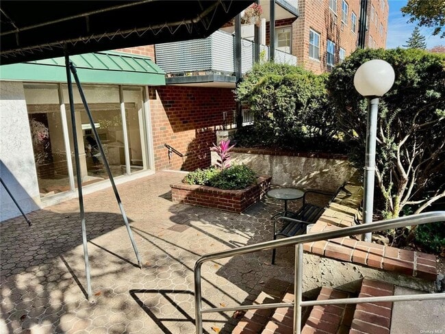 100 Lincoln Ave, Unit 25C in Mineola, NY - Building Photo - Building Photo